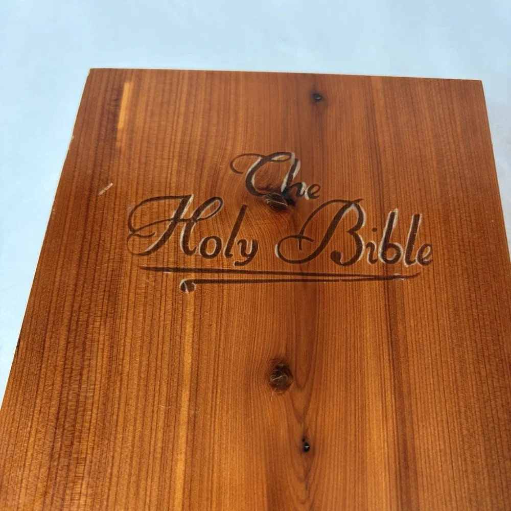 Vintage 1976‎ Memorial Protestant Edition Holy Bible In Cedar Wood Box USA Read